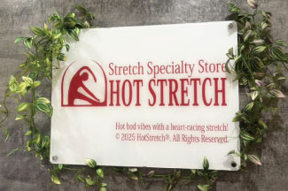 ホットストレッチ池袋店のアクリル看板